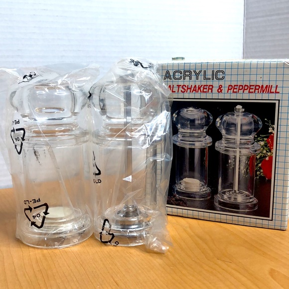 VTG Acrylic Saltshaker & Peppermill Set - Picture 5 of 6